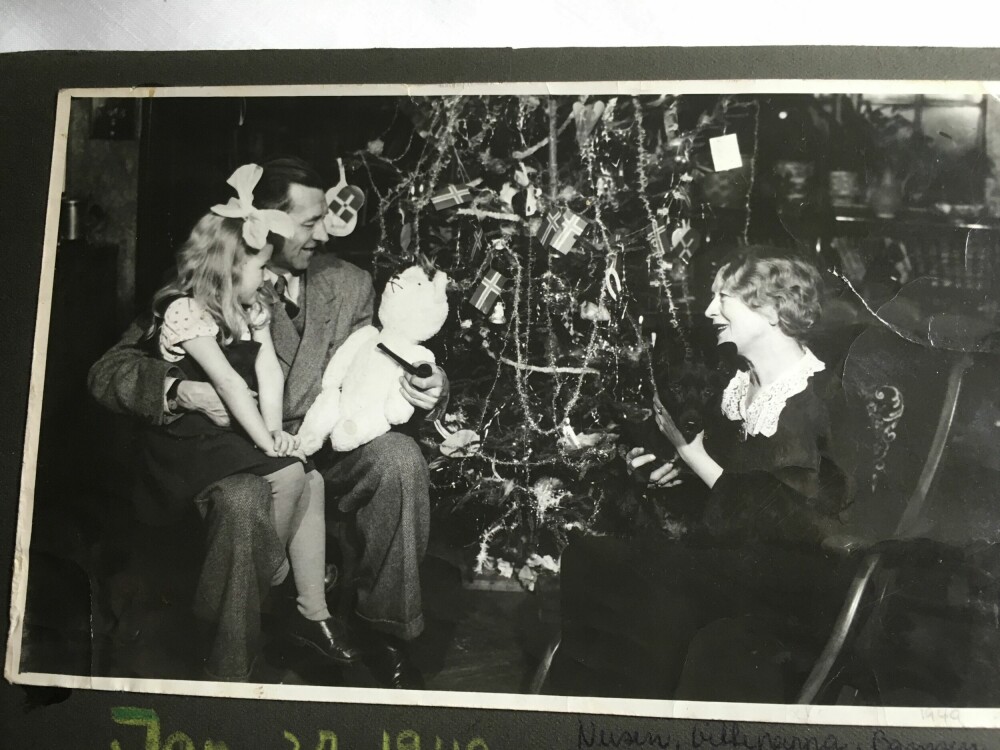 <b>FEIRET MED BESTEFORELDRE:</b> Dette er julaften i 1949. Vibeke er seks år og sitter på fanget til bestefar Carsten Carlsen med hundebamsen Trulte – og ved siden av sitter mormor Lalla Carlsen.