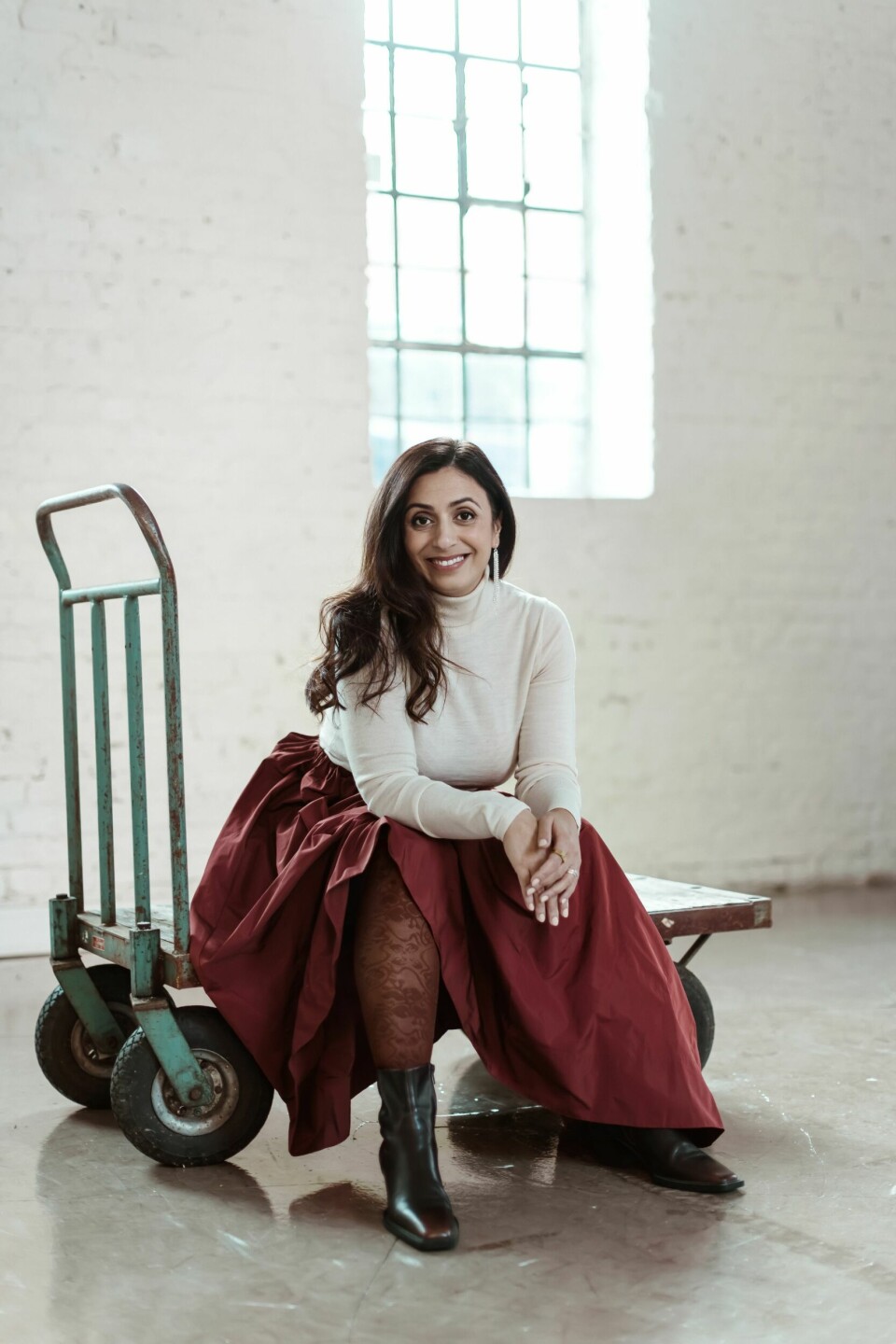 HEMMELIG PROSJEKT: Det var bare de aller nærmeste som visste at Hadia og Kristian prøvde å få barn. – Jeg ville ikke at jobben jeg gjorde skulle bli bedømt ut fra det.Styling: Pologenser og ørepynt fra Lindex, skjørt fra Dagmar og boots fra Vagabond.