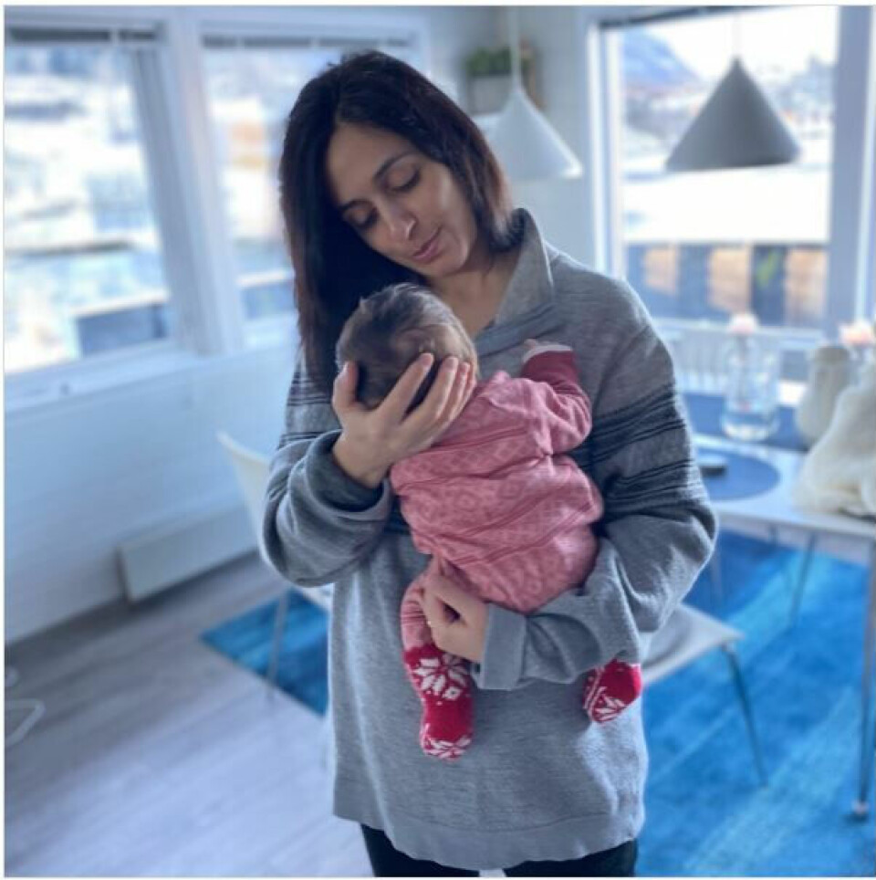 LIVETS FØRSTE MORSDAG: Hadia og lille Sofia på den aller første morsdagsfeiringen deres i 2021. Sofia er oppkalt etter Hadias mor, Safia.