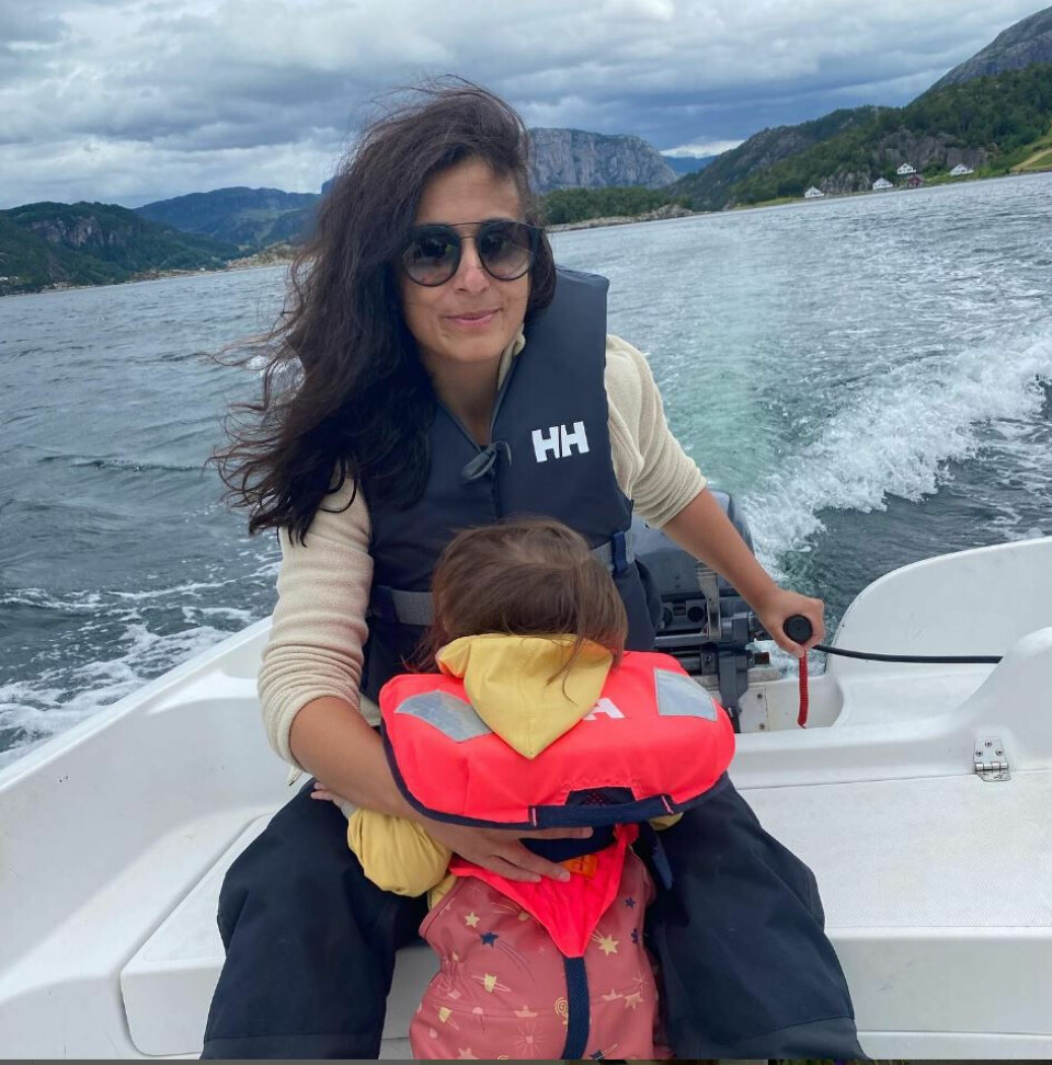 PÅ FISKETUR: Hadia elsker å dra hjem til Bjørheimsbygd i helger og ferier. Her prøver den lille familien fiskelykken i Årdalsfjorden.