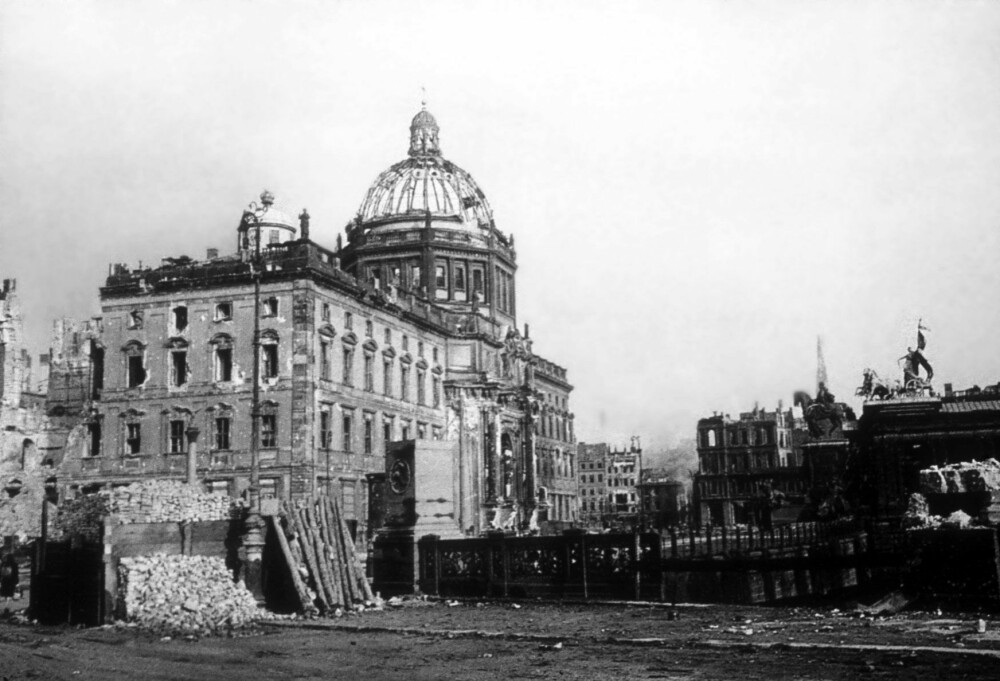 <b>RUIN:</b> Etter bombingen av Berlin i 1945, ble slottet kraftig rammet. Fem år senere ble det jevnet med jorden av DDR-regimet. 
