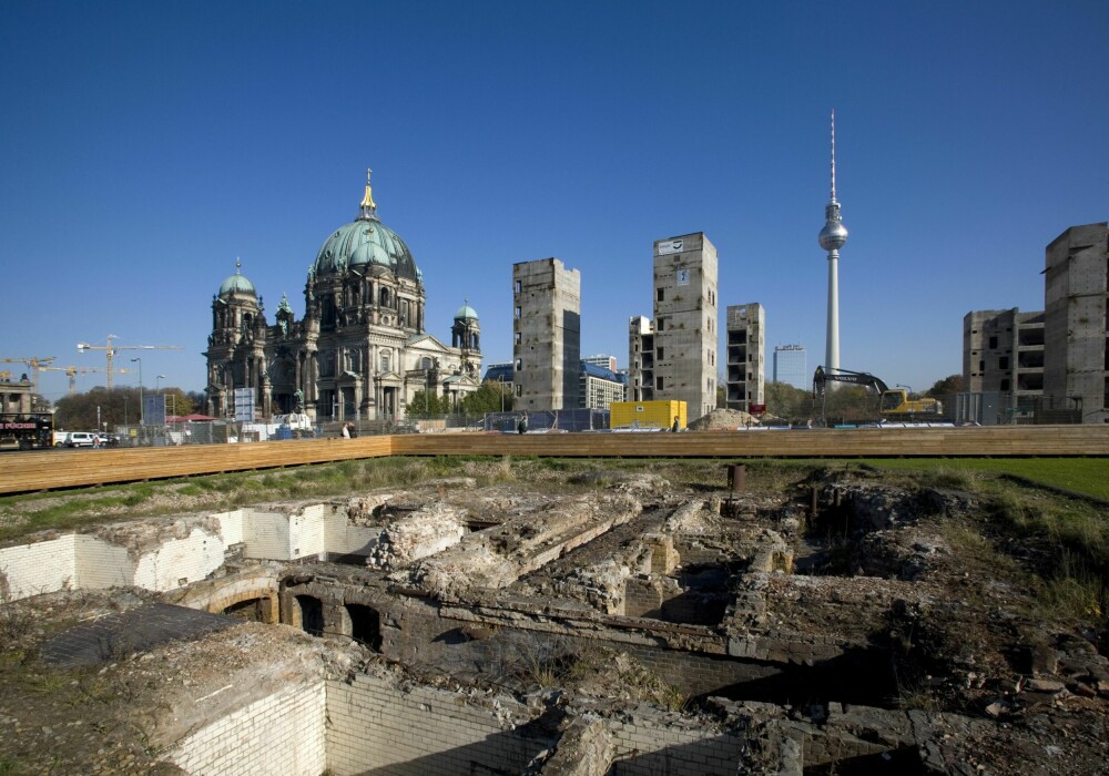 <b>SYMBOLIKK:</b> I forgrunnen ses fundamentet til Berliner Stadtschloss. Bak er de sørgelige restene av Palast Der Republikk. Til høyre: Fernsehturm på Alexanderplatz. Til venstre: Berliner Dom. 