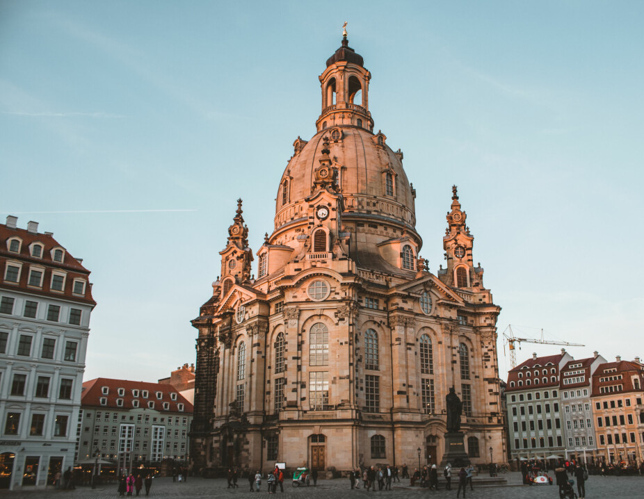 Dresden: Gjenreiste Frauenkirche i Dresden. Rundt 3500 steiner fra den originale kirken er benyttet og har mørkere farge enn de nye.