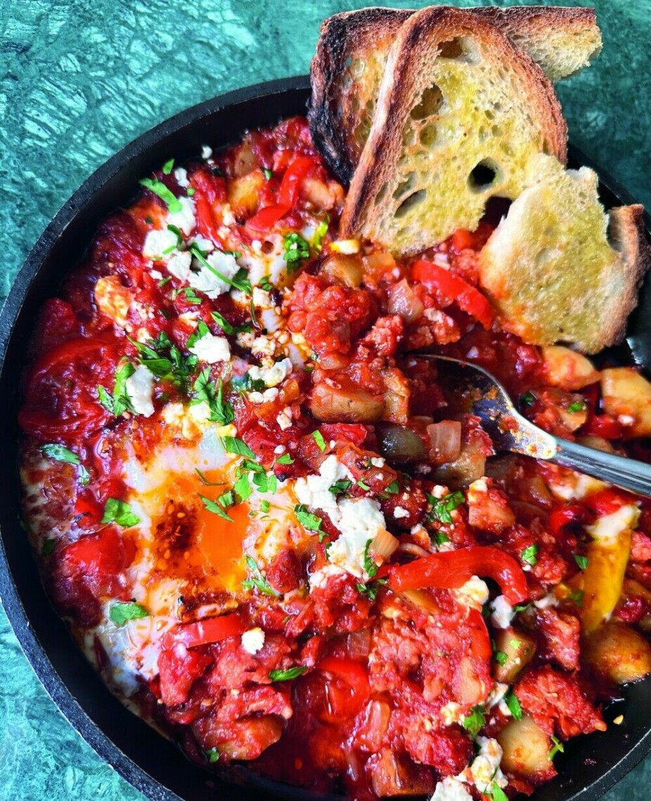 Oppskrift på ovnsbakt tomatgryte med pølser og egg.