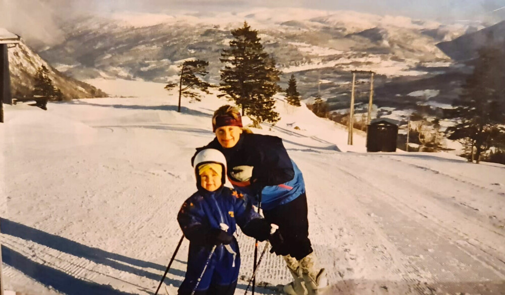<b>TIDLIG KRØKES:</b> Så langt tilbake jeg kan huske elsket jeg vinter og alt av skisporter, forteller Helene. Moren og faren likte best langrenn. Her med mamma Wenche.