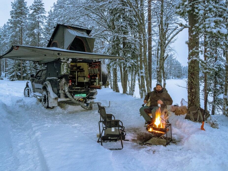 <b>MØTEPLASS:</b> Bjørn Egge møter oss i dyp snø, et øde sted i Finnskogen. 