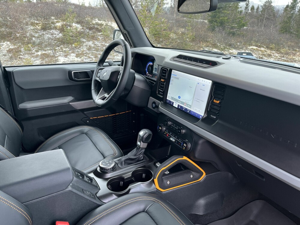 <b>STANDARD:</b> 31-centimeter bred berøringsskjerm. Apple CarPlay og Android Auto 5 er standard, det samme er et B&amp;O Premium Sound lyd-system med 10 høyttalere og et 360-graders kamerasystem som også gir oversikt rundt forhjulene på bilen. 
