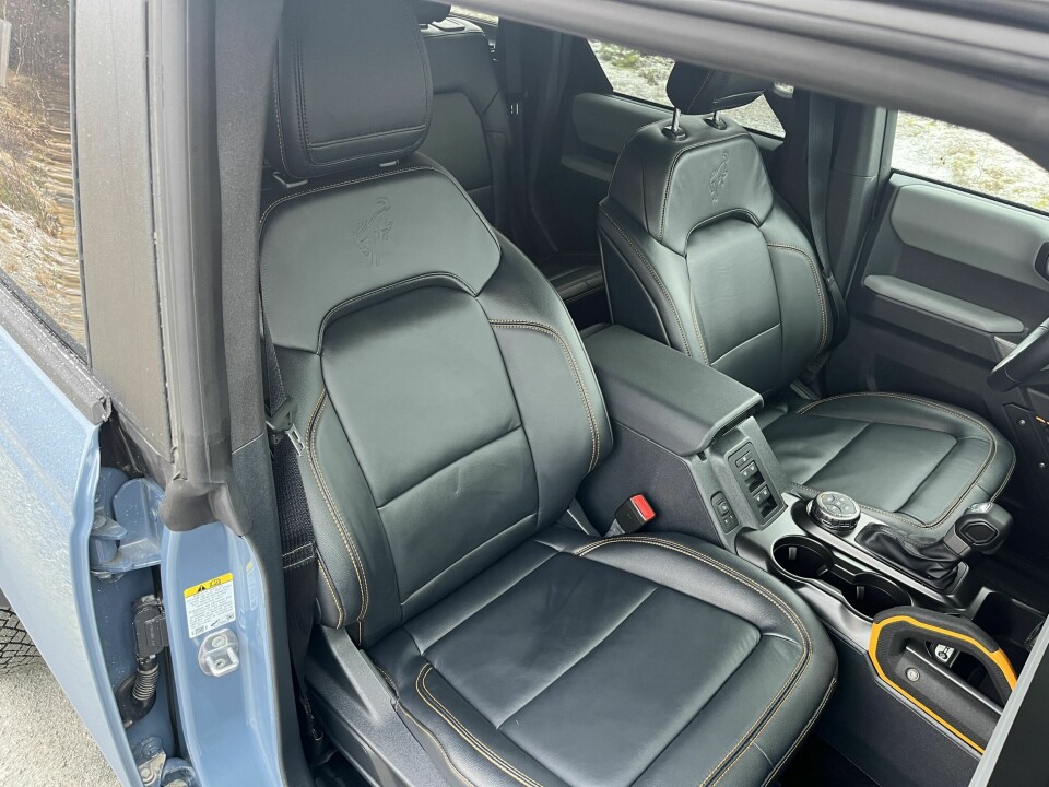 HOLD FAST: Seter trukket med skinn og kunstskinn. Legg merke til håndtaket til å holde seg fast i.