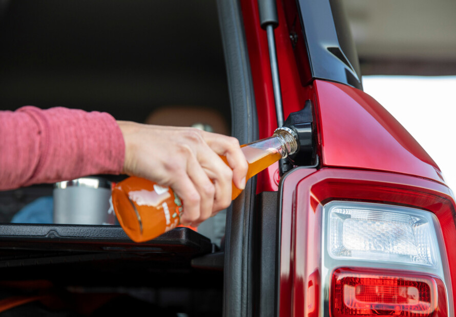Bilen har oppdragelse: Brusopptrekker på bakre stolpe. Kanskje ikke fryktelig nyttig, men et morsomt påfunn.