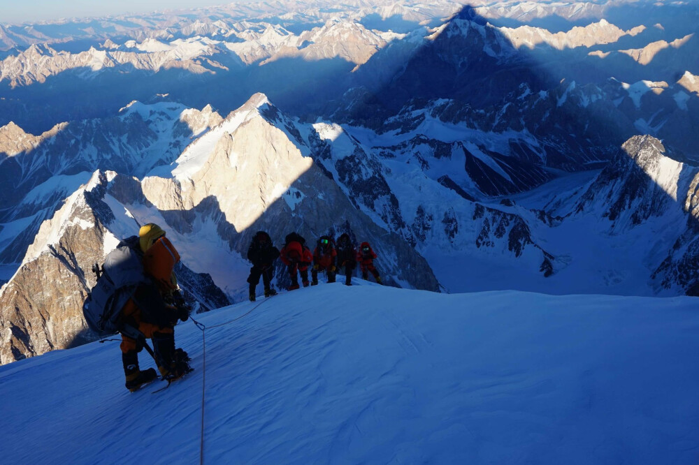 <b>I SAMLET FLOKK INN I HISTORIEN:</b> De ti nepaleserne – ni sherpaer og den berømte tidligere Gurkha-soldaten Nirmal «Nimsdai» Purja – ventet på hverandre før de gikk de siste meterne opp til toppen av verdens nest høyeste fjell 18. januar 2021 og «løste det siste store klatreproblemet i Hima­laya»: vinterbestigning av K2.