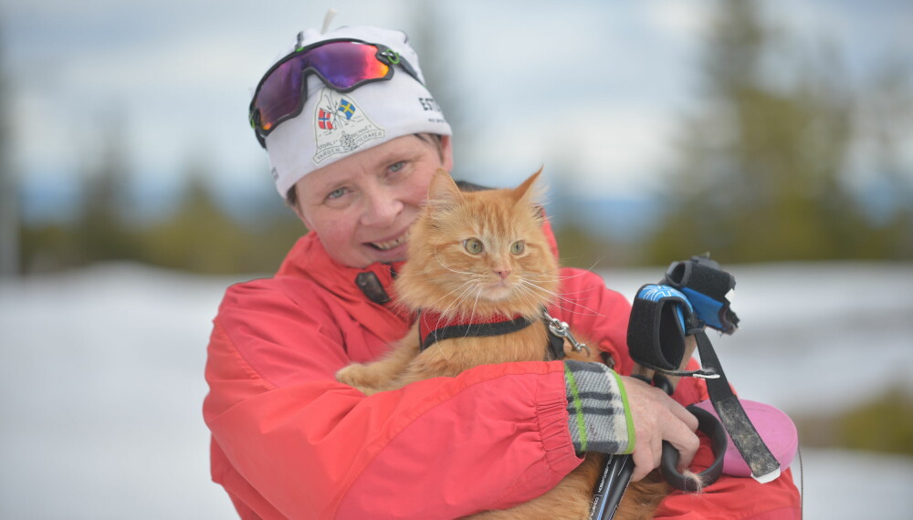 <b>KATTEELSKER: </b>Det hender at Aina Stormo i Norsk Huskattforening har sine egne katter i bånd når hun for eksempel skal på reise. Likevel er hun skeptisk til at båndtvang skulle blitt lovpålagt for alle katteeiere.