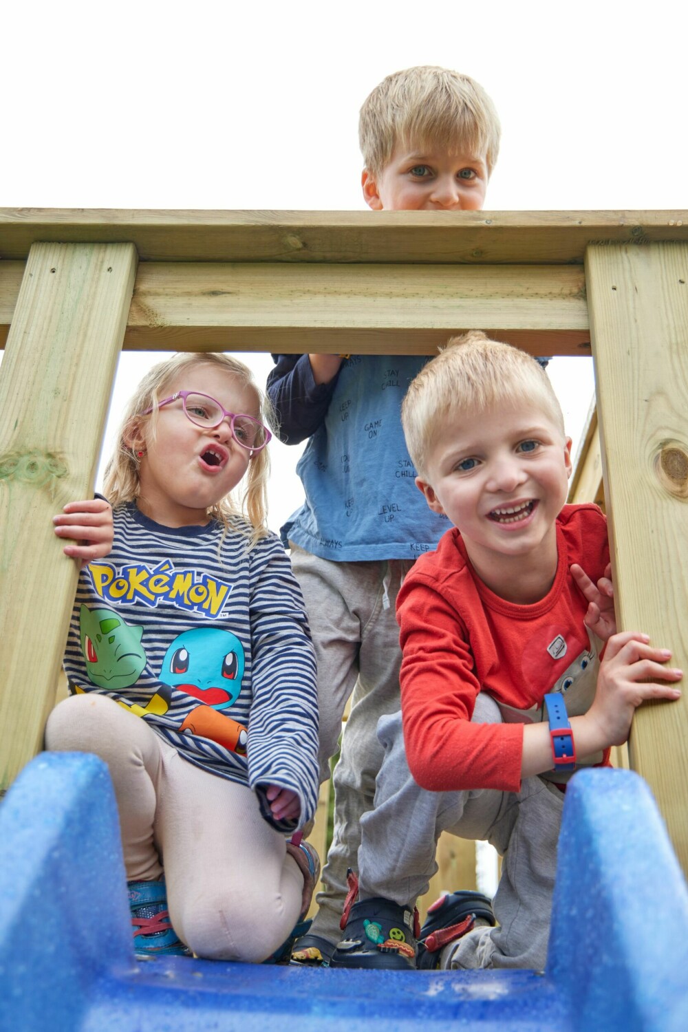 <b>MYE MORO:</b> Amelia, Henrik og Filip (bak) er aktive fireåringer som har flere lekeapparater og stor boltreplass hjemme i Nannestad. 
