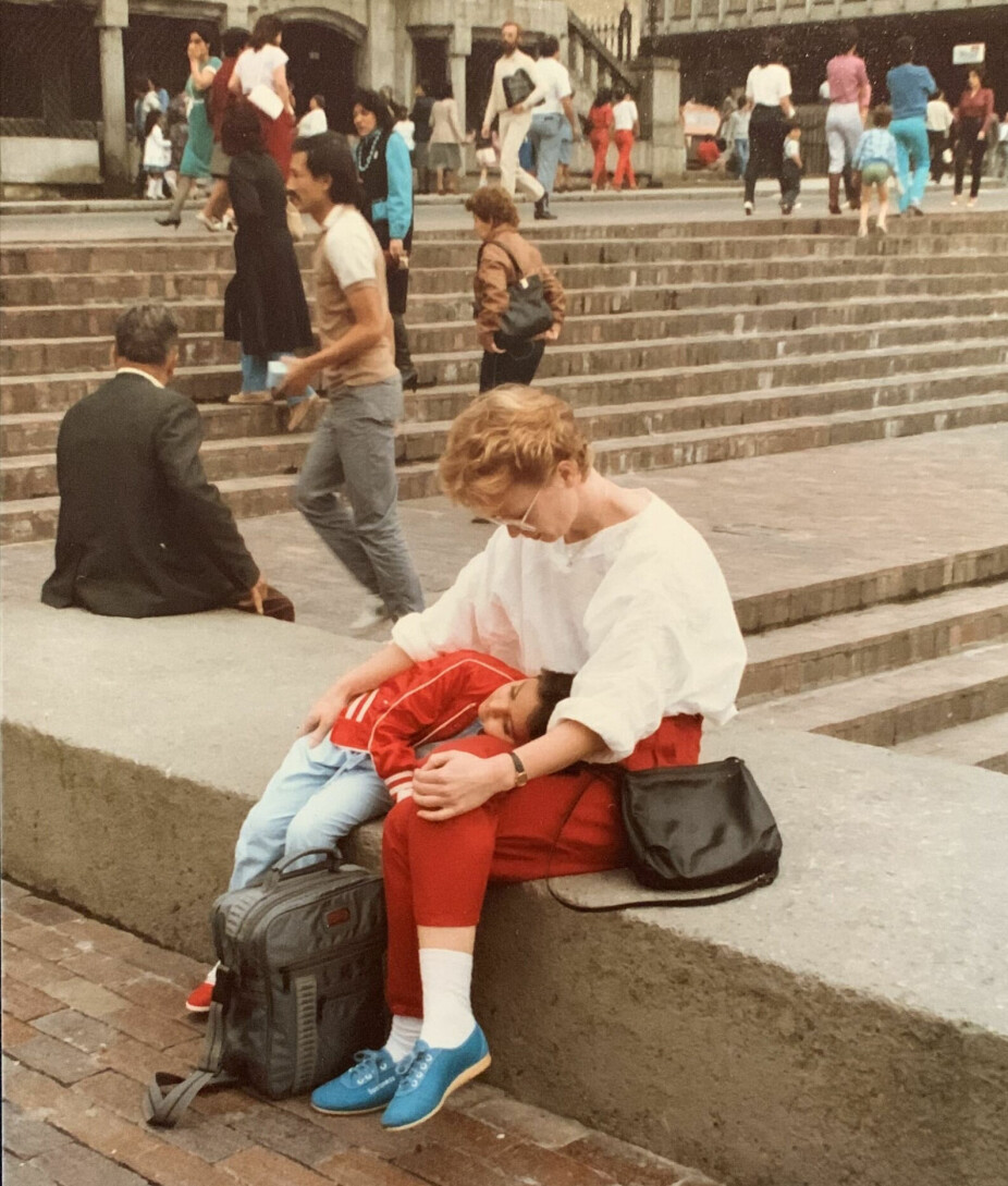 <b>ENDELIG TRYGG:</b> Det er godt å slappe av i et mammafang. Her er Maria med adoptivmoren sin Gro like før de reiser til Norge i 1988. 