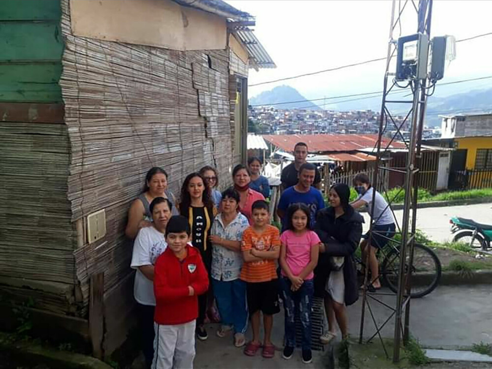 <b>HJELPER FAMILIEN:</b> Maria (i sort T-skjorte) hjelper familien sin i Colombia så mye hun kan. Her er hun sammen med sin biologiske mor, tante og noen av de 14 søsknene hun har. 
