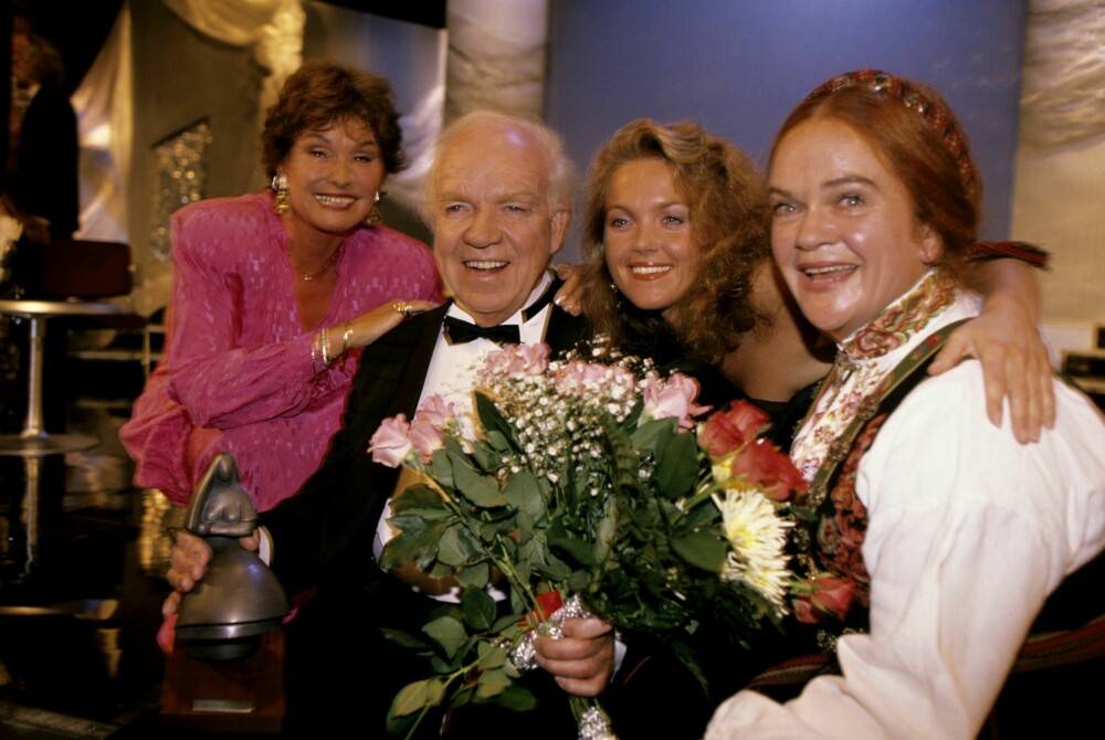 <b>PRISBELØNT:</b> I 1990 mottok Henki Kolstad æres-Amanda. Her sammen med skuespillerkollegaene Ingerid Vardund, Guri Schanke og Anne Marit Jacobsen. 