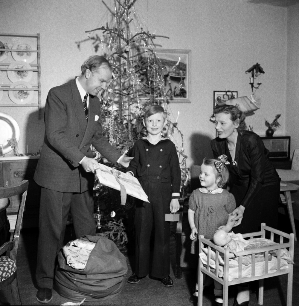 <b>FAMILIEKJÆR:</b> Selv om familien måtte dele Henki med hans lidenskap for teateret, verdsatte han sine nærmeste svært høyt. Her fra julefeiringen med familien i 1949. 