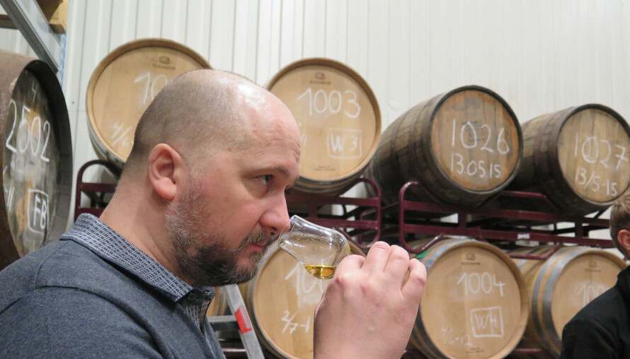 LUKT AV JUL: Jon Bertelsen lukter seg fram til hvordan årets juleakevitt bør være.