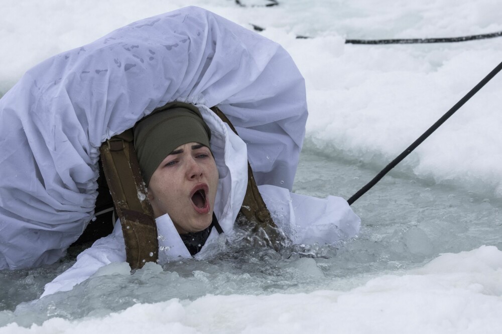 <b>GJENNOMFØRTE:</b> Emilie trosset frykten og hoppet ut i det iskalde vannet. 