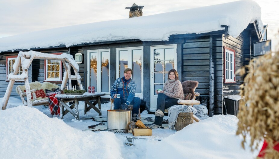 LITEN HYTTE: Hytta til Asbjørn Johnsrud og Aud Sissel Vange er på 65 kvadratmeter, er uten strøm og innlagt vann, men her oser det av kos og hygge!
