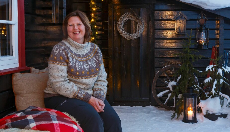 KLAR FOR JUL: Siden Aud Sissel har familie i Sogn, var det ekstra fint med en hytte i Hedalen, i samme retning som hennes hjemsted. Hytta er blitt en fin møteplass for storfamilien. For mer inspirsjon, søk opp @hyttelykke_trestikka på Instagram.
