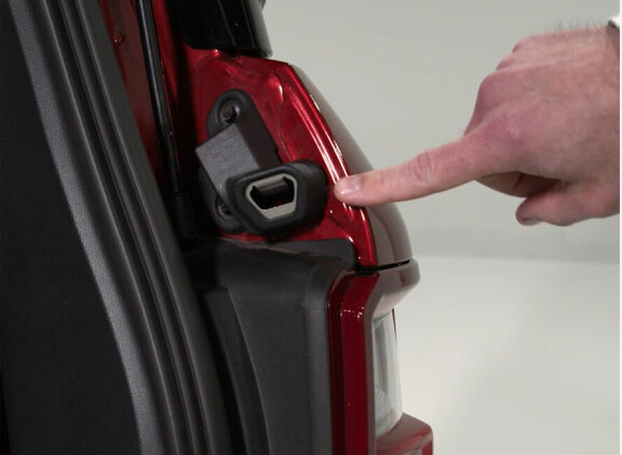 GIMMICK: Flaskeåpneren bak baklysene er en noe uvanlig innretning på en bil.