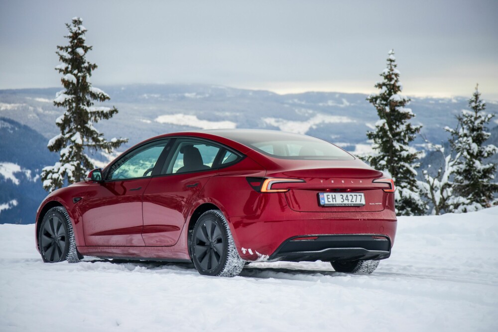 <b>FARGEKLATT:</b> Model 3 er fortsatt en leken bil, også på vinterføre. Da står den nye fargen Ultra Red godt til kjøreopplevelsen. 