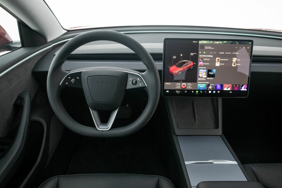 KJENT STIL: Nakent, spartansk, ryddig? Kvalitetsopplevelsen er i alle fall bedre enn tidligere, og vi er skeptiske til rattbetjening av viktige funksjoner.