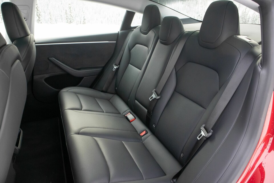 PLASS: Model 3 er ikke mest som en fullblods familiebil, men har tilstrekkelig plass i baksete og bagasjerom.