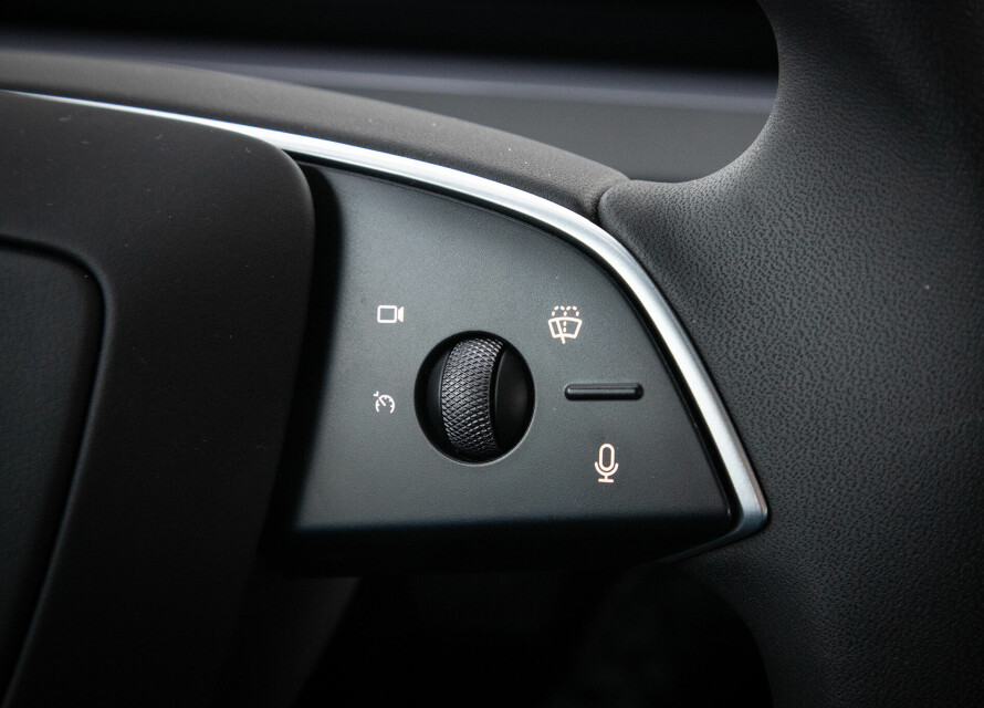 TIL BESVÆR: Etter vår mening blir ikke betjening av vindusviskere noe bedre av å flytte den fra en hendel på rattstammen, til knapper på rattet.