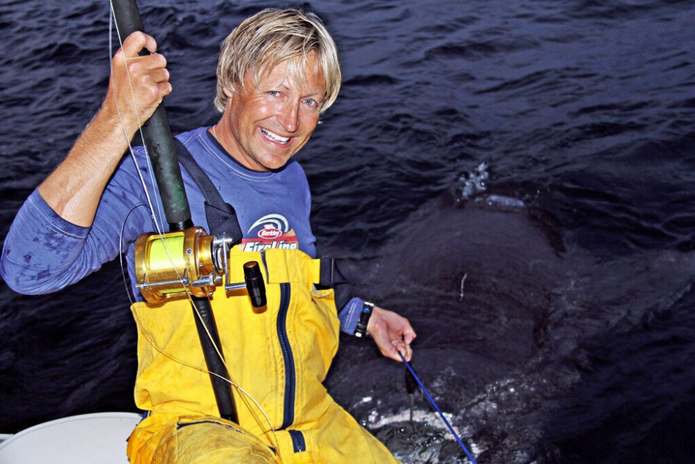 <b>VERDENSREKORDEN:</b> Asgeir Alvestad kjempet i halvannen time med å få 1,1 tonn hå­kjerring opp fra 700 meters dyp. Målebånd måtte til for å beregne vekten på det blinde beistet fra dypet av Nedstrands­fjorden.