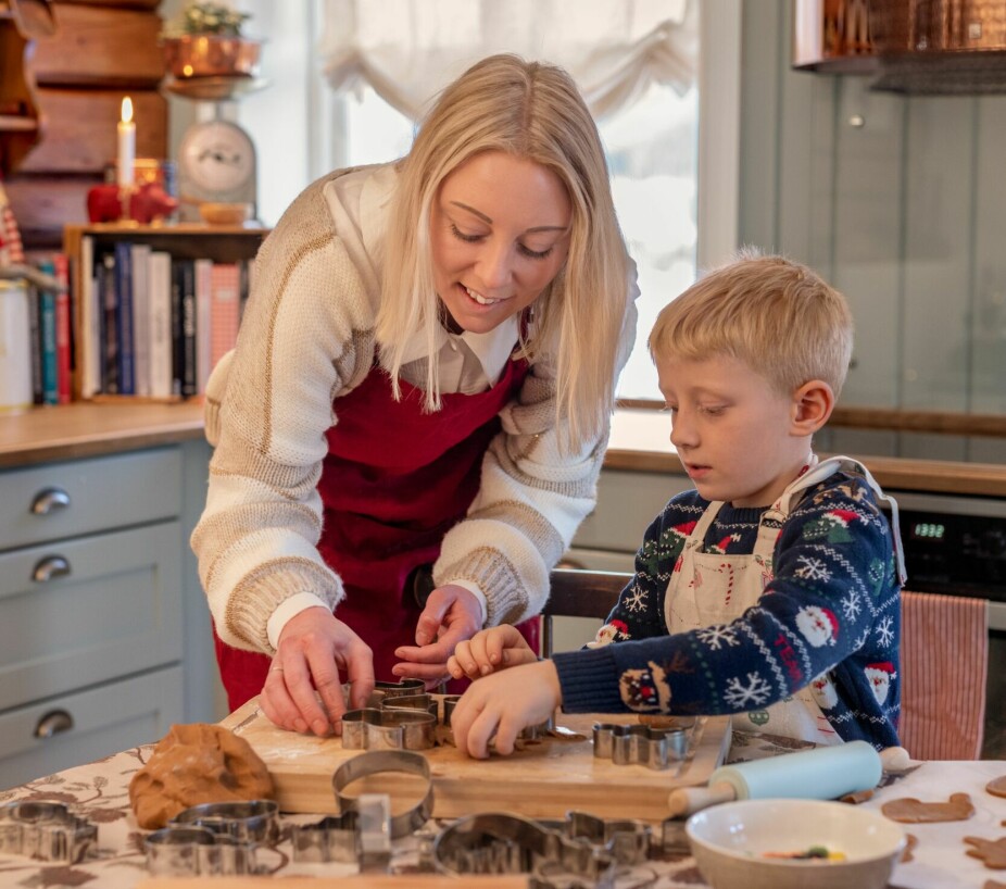 <b>PEPPERKAKEBAKER:</b> Johan (6) koser seg med å lage pepperkaker sammen med mamma Mari.