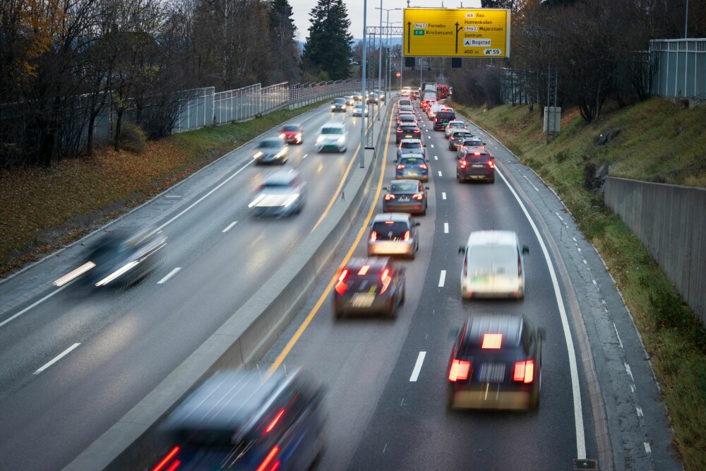 <b>TRAFIKKFLYT:</b> Dagens trafikktetthet og avanserte systemer i bilene krever best mulig presisjon i hastighets­visningen. 