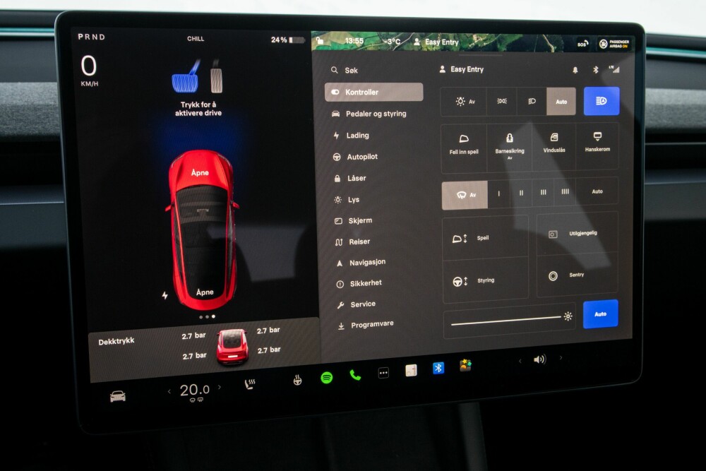 <b>NØYAKTIG:</b> Speedometeret gjør ikke så mye av seg oppe til venstre på dashbordet i Tesla Model 3. Isteden er Tesla det merket med mest nøyaktig fartsvisning blant de 920 bilene vi har testet. 