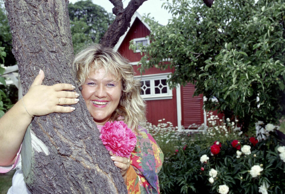 FORBILDE: Kåre jobbet i yngre dager som rekvisitør i «Portveien 2» på NRK. Her så han opp til Eli Rygg som ledet barneserien.