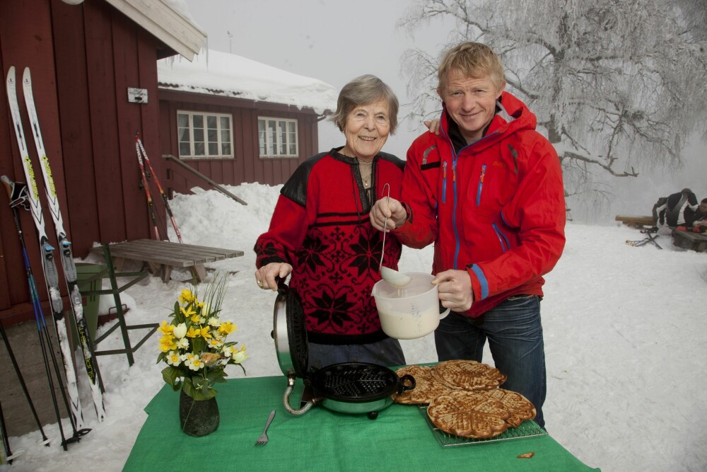 <b>MAT TIL TURGÅERE:</b> Pål Anders sin slekt har drevet det populære serveringsstedet Ullevålseter i Nordmarka siden 1927. Her serverer sportsstjernen nystekte vafler sammen med moren i 2011.
