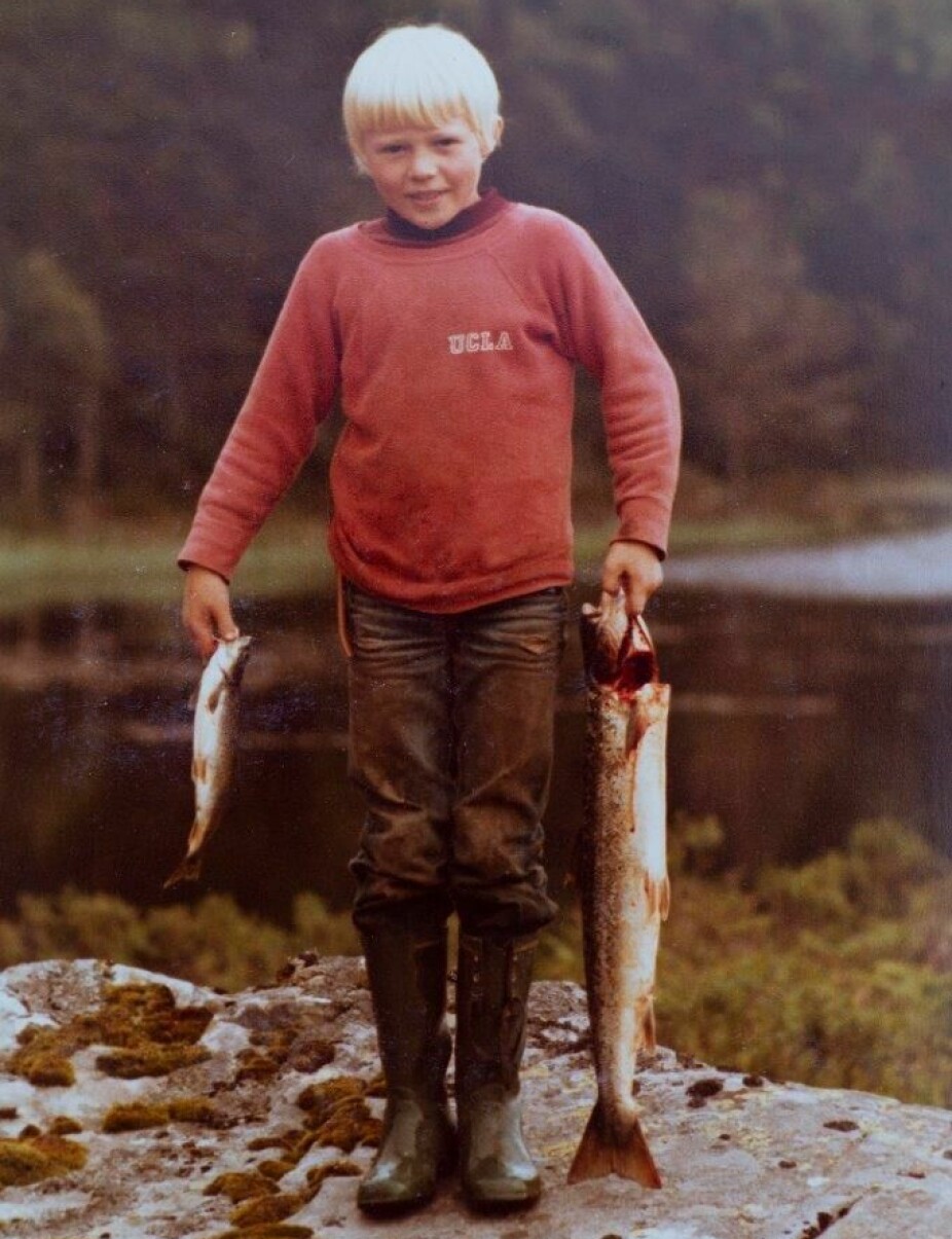 <b>DEN GANG DA:</b> Pål Anders hadde en lykkelig barndom på Ullevålseter, der mosjon og friluftsliv var viktige elementer. Her viser guttungen dagens fangst på slutten av 70-tallet. 