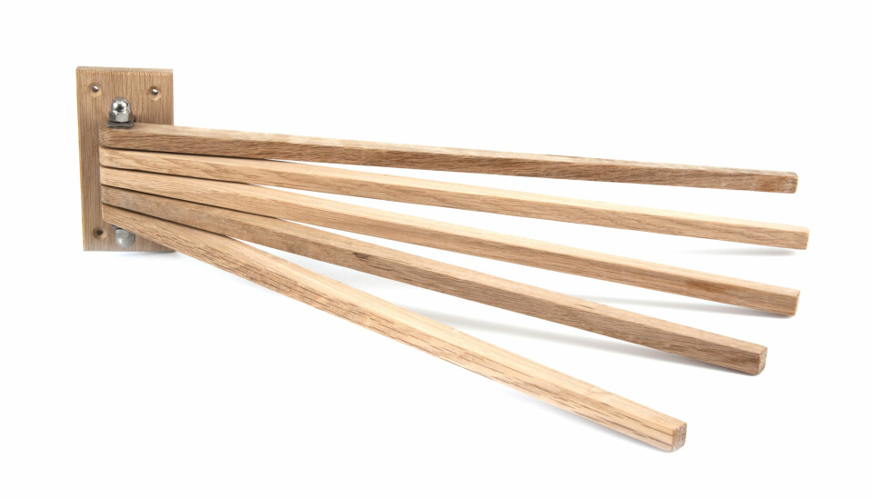 PÅ VEGGEN: Håndkle- eller tørkehenger fra Iris Hantverk, kr 725, nordicnest.no