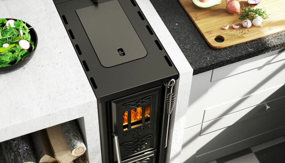 SLANK MODELL: Denne peismodellen er praktisk ikke bare fordi den har kokemuligheter på toppen, men den tar også veldig liten plass. Det er behov for kun 5 cm brannhemmende materiale på hver side. Viking 30 fra Josef Davidsson, kr 37 300, Varmefag.no.
