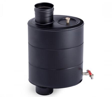 PÅ PIPA: Denne 21 liters vanntanken med tappekran monteres rett på pipeløpet, og varmen fra røyken varmer opp vannet indirekte med gjennomgående røykrør.