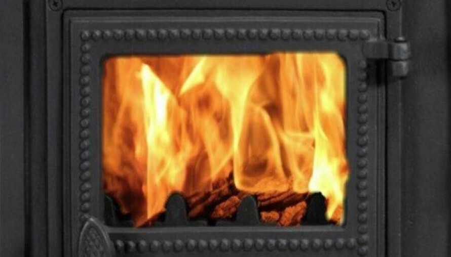 FLERBRUKSOVNER: Vær smart og utnytt den deilige peisvarmen til mer enn bare oppvarming av hytta.