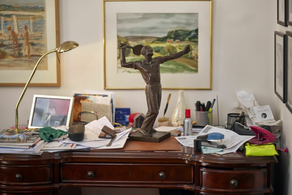 KJÆRE MINNER: Billedhuggeren Finn Eriksen (1909–1970) lagde statuetten av tennisspilleren som Gimles far sto modell for.