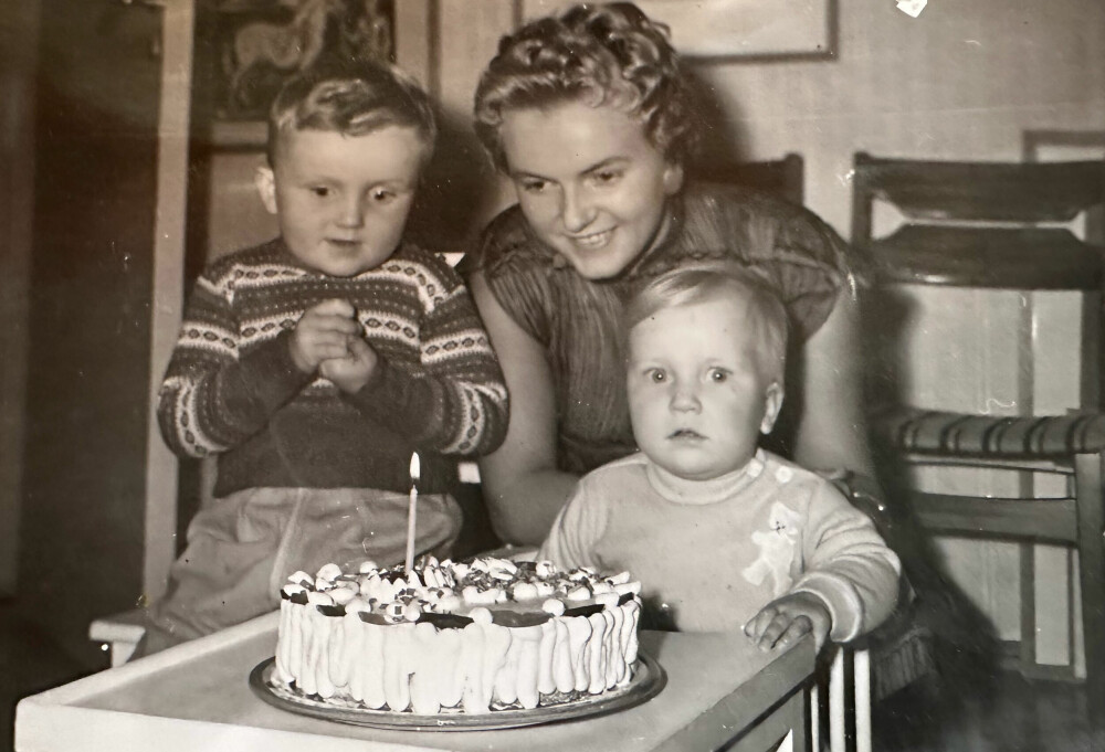 <b>BURSDAGSFEIRING:</b> Lille Ingar (til høyre) fyller ett år den 28. september 1957. Her flankert av broren Dag og mamma Inger. Far Helge, som var baker og konditor, står for bløtkaken.