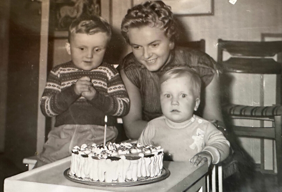 BURSDAGSFEIRING: Lille Ingar (til høyre) fyller ett år den 28. september 1957. Her flankert av broren Dag og mamma Inger. Far Helge, som var baker og konditor, står for bløtkaken.