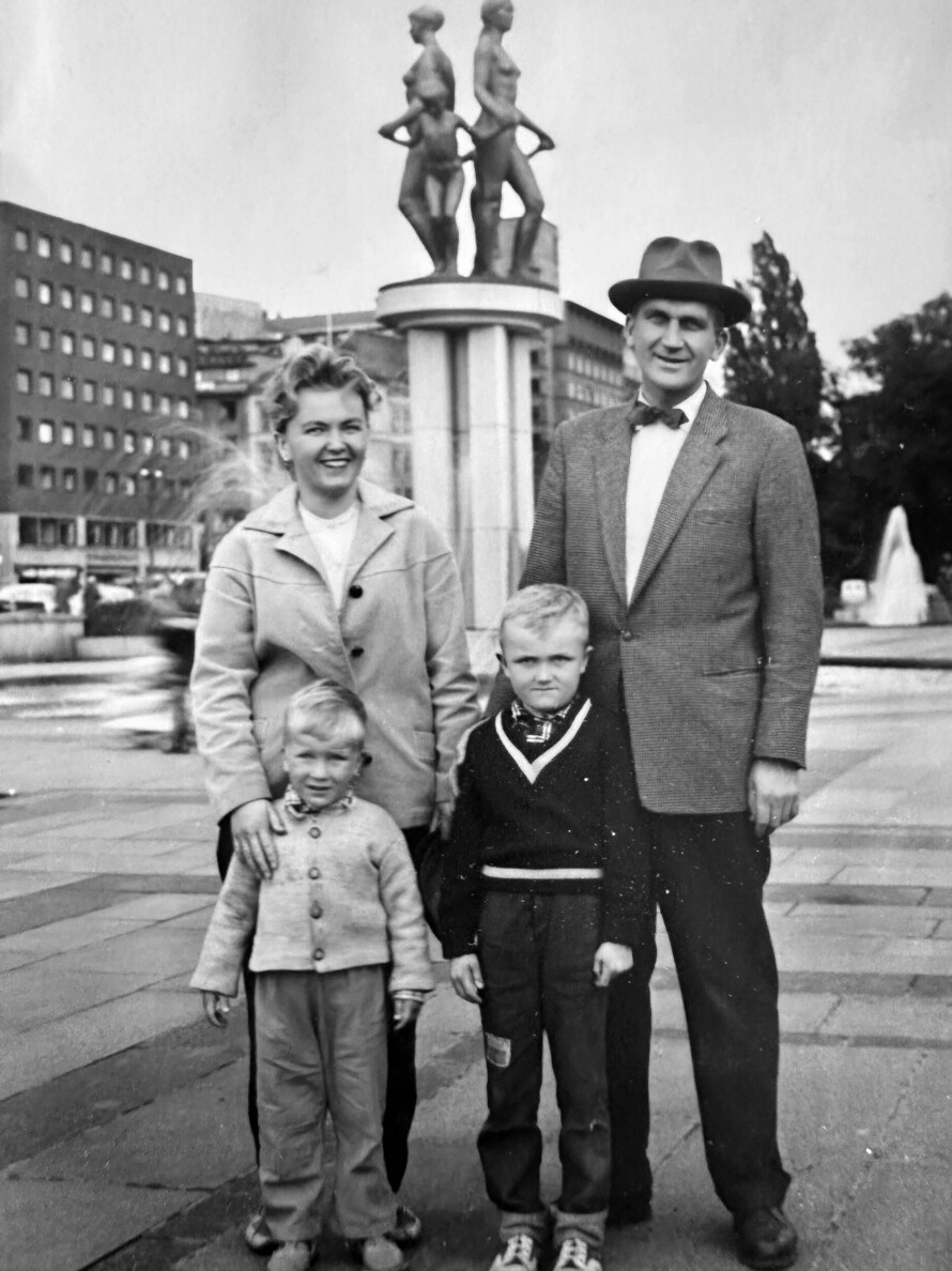 OSLOGUTT: Ingar Helge Gimle er født og oppvokst i Oslo. Her er familien Gimle avbildet på Rådhusplassen sommeren 1960.