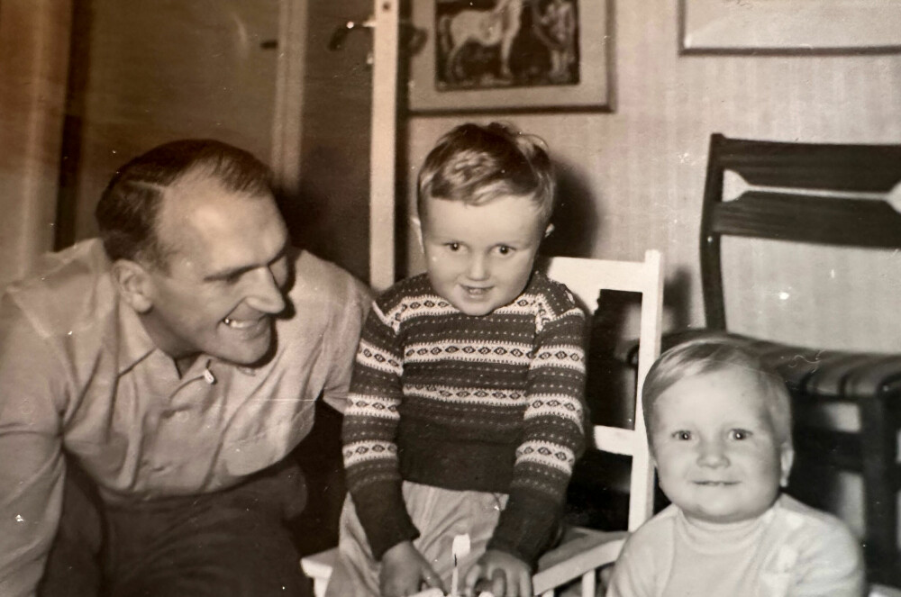 <b>«MODELLEN»:</b> Far Helge Gimle med sine to sønner, Dag og Ingar, på sistnevntes ett-års-dag, den 28. september, 1957.