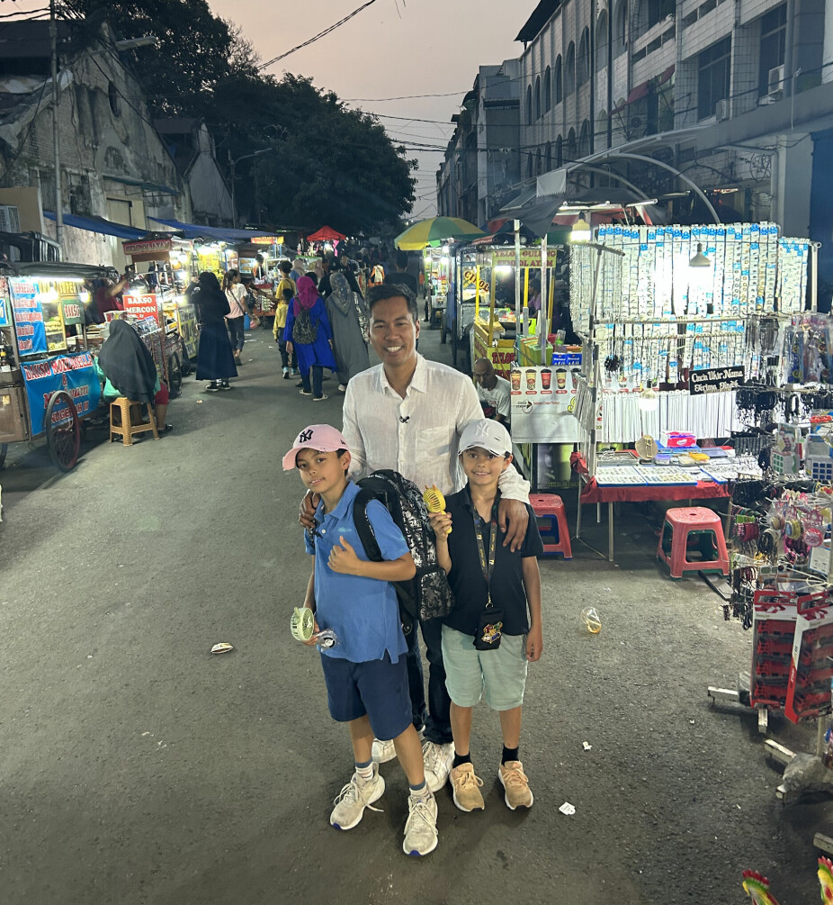 <b>SPENTE</b>: Christian og familien besøkte Indonesia i sommer. Barna Liam (t.v.) og Oliver er nysgjerrige på fødelandet til pappa.