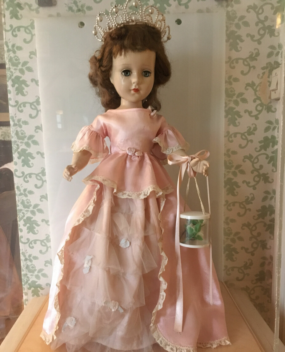 <b>GLEMMER ALDRI</b>: Denne Victoria-dukken fikk Vibeke på slutten av 1940-tallet da faren var på jobb i Amerika. Han sendte dukken hjem til Norge som julegave til Vibeke, og den har hun tatt godt vare på i alle år.