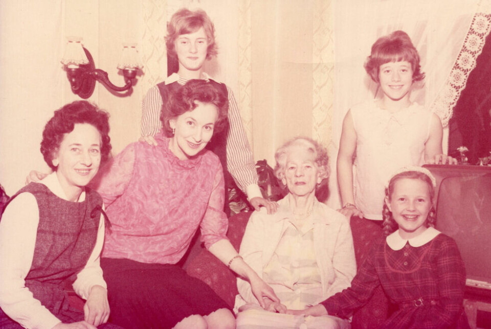 GLAD I MORMOR: Hanne feiret jul hjemme hos mormor i Haugesund da hun var liten. Her er mamma Solveig (t.v.), tante Evelyn, kusinen Torhild (bak), mormor Hanna Amalie, storesøster Lisbeth (bak) og vesle Hanne som da var ti år.