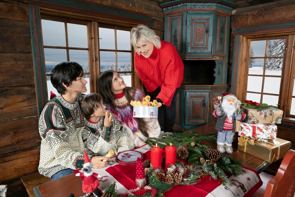 <b>GOD BAKST: </b>– Jeg baker ikke syv slag, men krumkaker hører julen til, sier Anne Marie mens Martin (t.v.), Markus og Mariell lar seg villig friste.