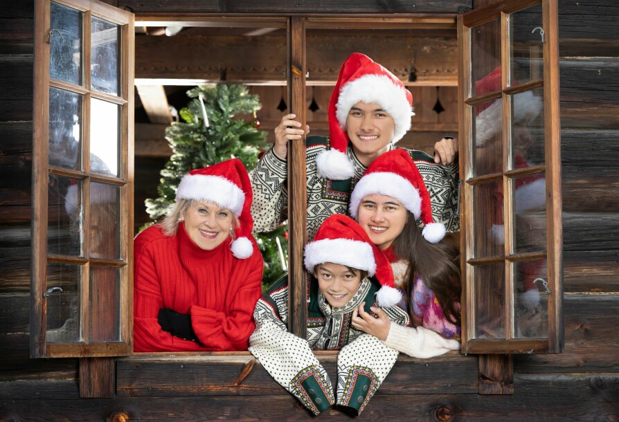 <b>TAR DET ROLIG:</b> – Julen er tid for å være sammen med familien, synes Anne Marie. Barnebarna Martin (bak), Mariell og Markus gleder seg til litt tid sammen med farmor.